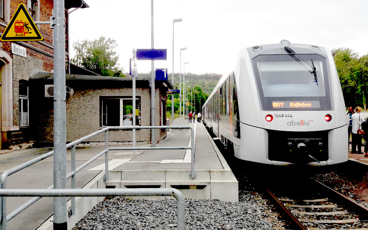 abellio 1648 444 als RB 80582 aus Naumburg Ost,am 07.09.2019 in Nebra. Wer in Richtung Roßleben weiter fahren wollte, mußte in Nebra umsteigen. Zum Winzerfest in Freyburg wurde in Doppeltraktion gefahren. Zwischen Nebra und Roßleben fuhr nur ein Triebwagen wegen der zu kurzen Bahnsteiglängen. (Foto: Thomas Wedekind)