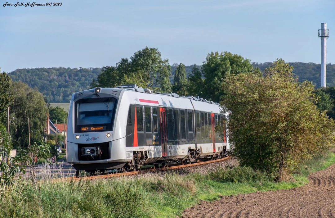 Abellio 1648 448 + 1648 xxx als RB 80566 von Naumburg (S) Ost nach Karsdorf, am 09.09.2023 in H�he der ehem. Zuckerfabrik in Laucha (U). (Foto: Falk Hoffmann)
