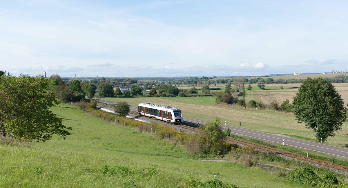 abellio 1648 451 als RB 80563 von Wangen nach Naumburg Ost, am 02.10.2021 am Hohn bei Laucha. (Foto: Wolfgang Krolop)