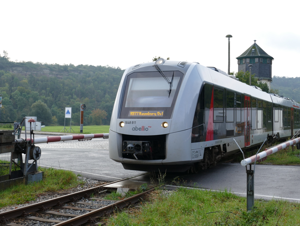 abellio 1648 911 als RB 80553 von Wangen nach Naumburg Ost, am 27.09.2021 bei der Ausfahrt in Nebra. (Foto: Thomas Fritzsche)