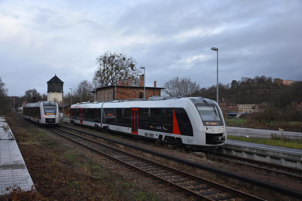 abellio 1648 924 als RB 80573 (Wangen - Naumburg Ost) und 1648 952 als RB 80572 (Naumburg Ost - Wangen), am 09.12.2018 beim Kreuzungshalt in Nebra. (Foto: dampflok015)