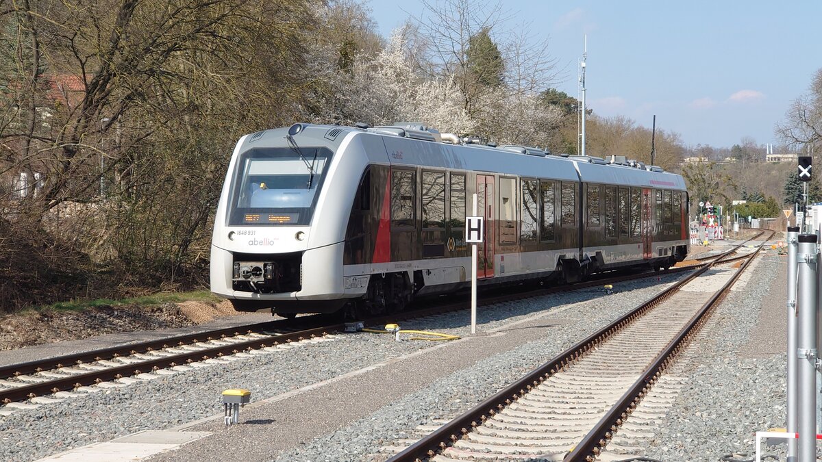 abellio 1648 931 als RB von Naumburg Ost nach Wangen, am 28.03.20022 bei der Einfahrt in den modernisierten Bahnhof Nebra. (Foto: Heinz Bergner)