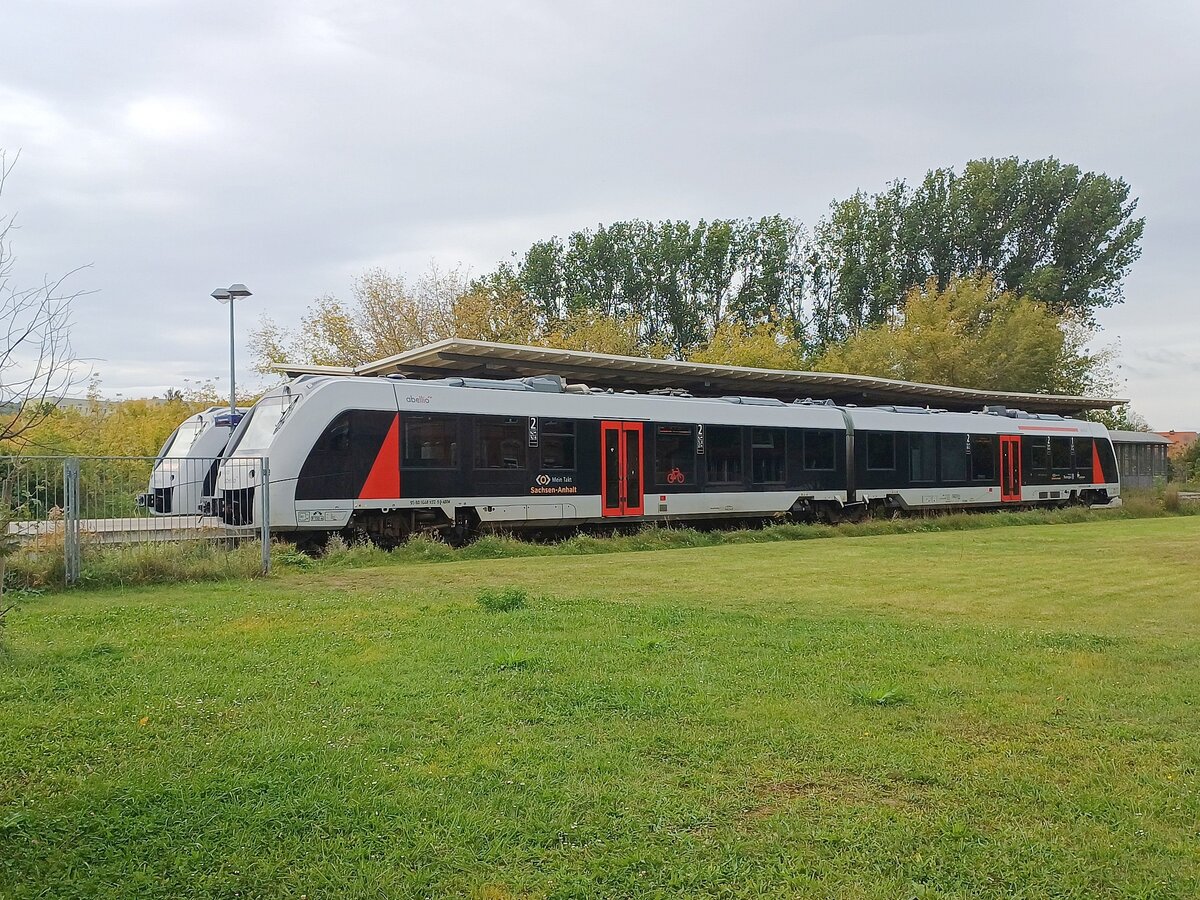 Abellio 1648 932 als RB 80557 von Karsdorf nach Naumburg (S) Ost, am 07.10.2023 in Laucha (U).