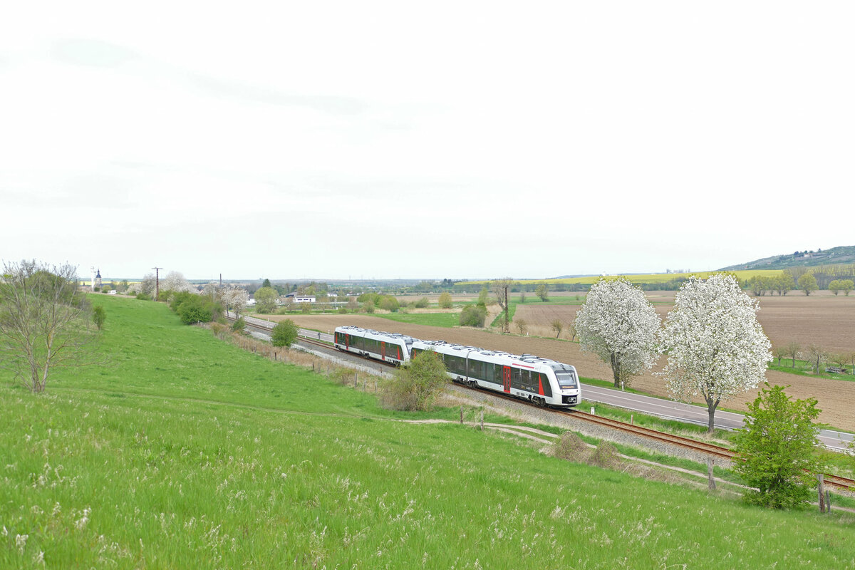 abellio 1648 xxx + 1648 xxx als RB 80553 von Wangen nach Naumburg Ost, am 01.05.2022 am Hohn bei Laucha. (Foto: Wolfgang Krolop)