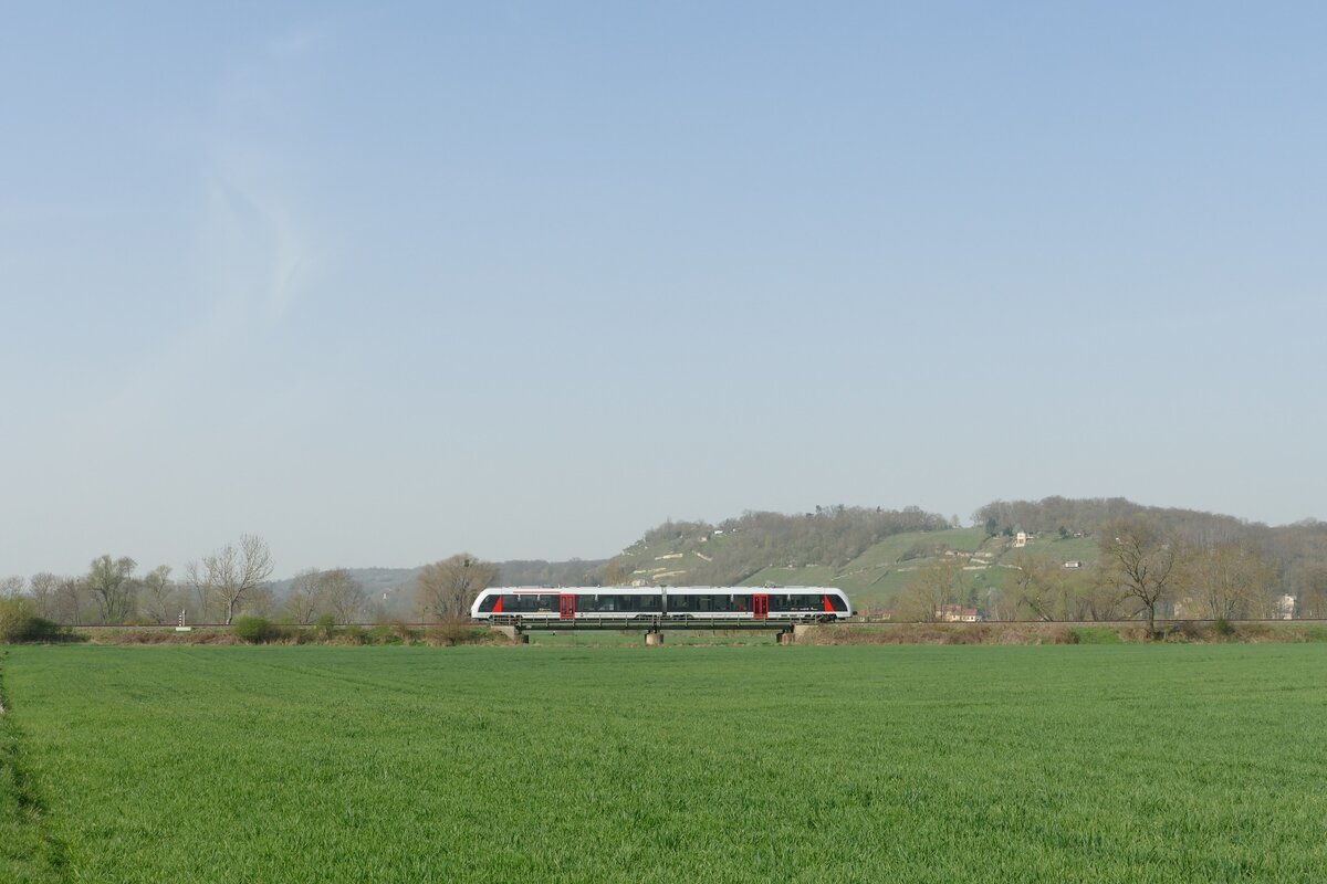 Abellio 1648 xxx als RB 80553 von Nebra nach Naumburg (S) Hbf, am 31.03.2024 auf der Unstrutbahn beim Weindorf Roßbach. (Foto: Wolfgang Krolop)