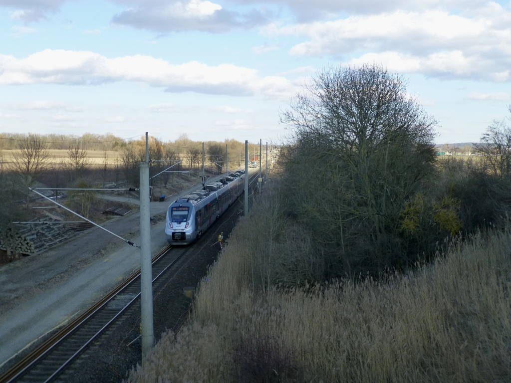 Abellio 442 332 nach Halle unweit des ehemaligen Bahnhofs Leinakanal. Fr die Ertchtigung fr 200 Stundenkilometer werden an der gesamten Strecke umfangreiche Bauarbeiten durchgefhrt, sodass solche temporren eingleisigen Abschnitte nicht ungewhnlich sind.