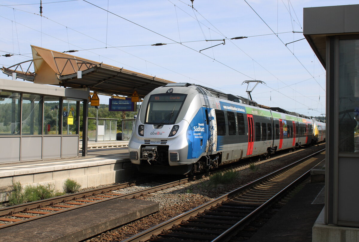Abellio 9442 603 + 9442 110 als RE 74512 von Halle (S) Hbf nach Erfurt Hbf, am 07.08.2025 in Naumburg (S) Hbf.