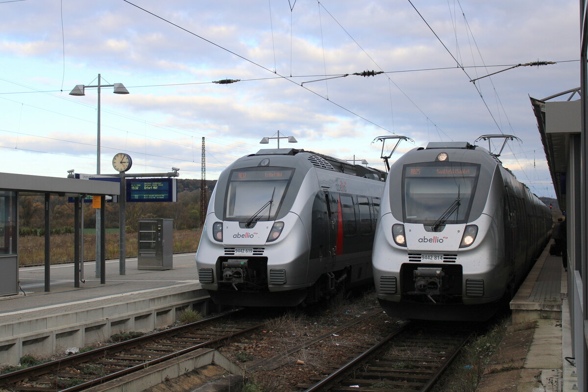 Abellio 9442 619 als RE 74528 nach Erfurt Hbf und 9442 814 als RB 74672 (Halle (S) Hbf - Saalfeld (S)), am 12.11.2023 in Naumburg (S) Hbf.
