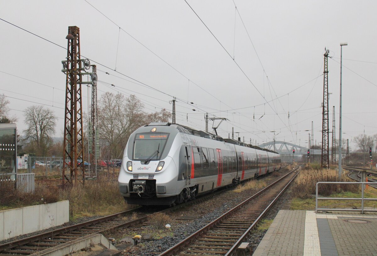 Abellio 9442 802 als RB 74615 aus Eisenach Hbf, am 23.12.2025 bei der Einfahrt in Naumburg Hbf (S) Hbf. Seit dem Fahrplanwechsel endet die RB20 bereits in Naumburg (S) Hbf.