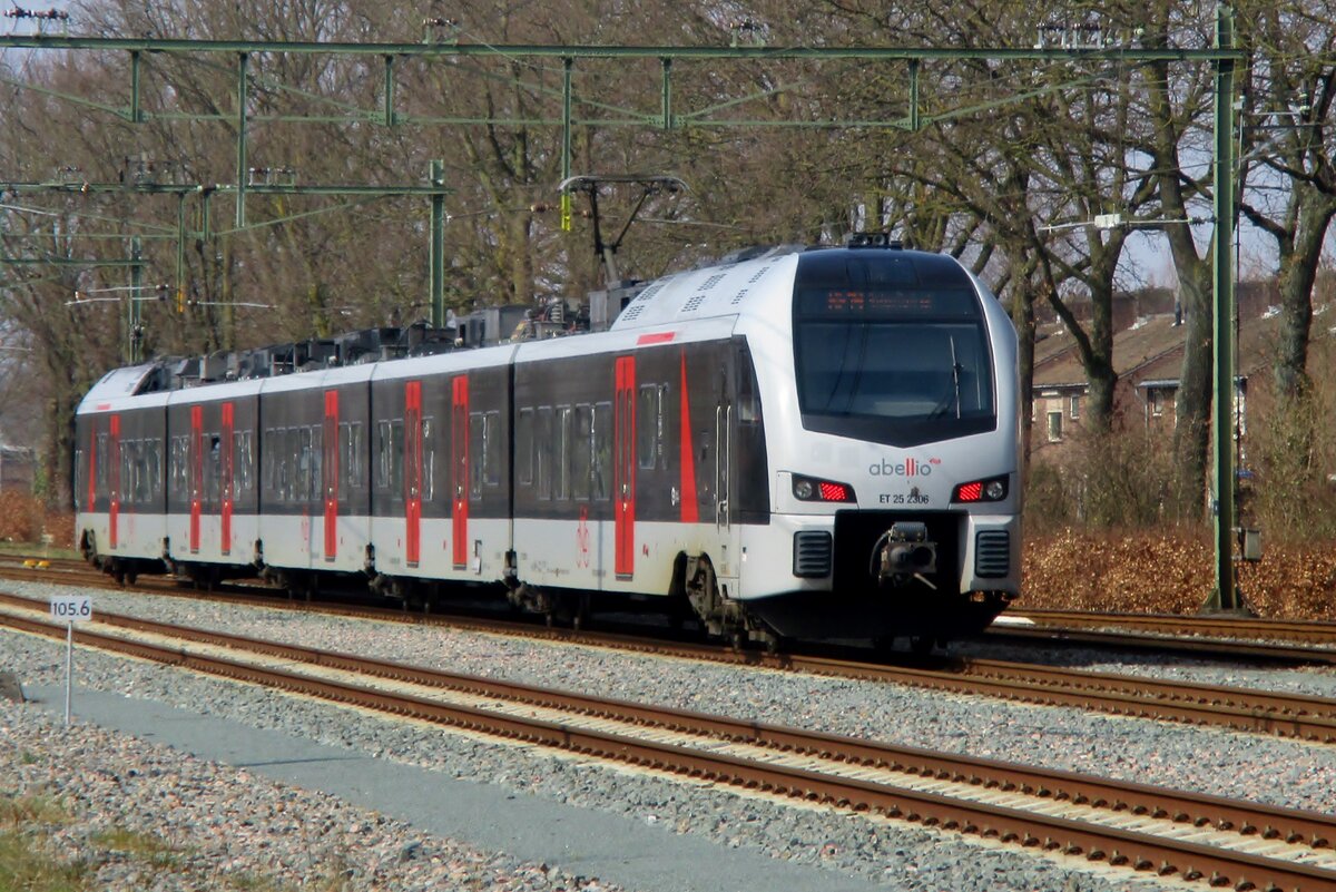 Abellio ET25-2306 verlässt am 25 März 2018 Zevenaar.