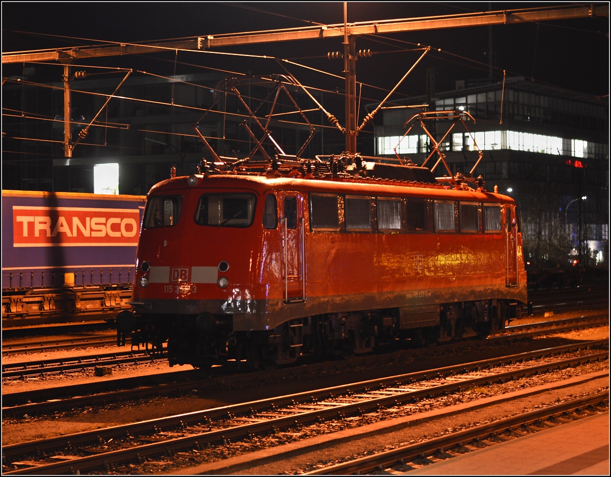 Abends noch einmal 110er-Glück. 115 293-3 wartet bis zum nächsten Vormittag auf den IC aus Zürich. Singen im Februar 2014.