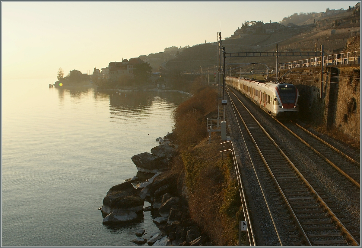 Abendstimmung am Genfersee - ein SBB RABe 523 ist zwischen Rivaz und St-Saphorin auf dem Weg in Richtung Villeneuve. 

1. März 2012