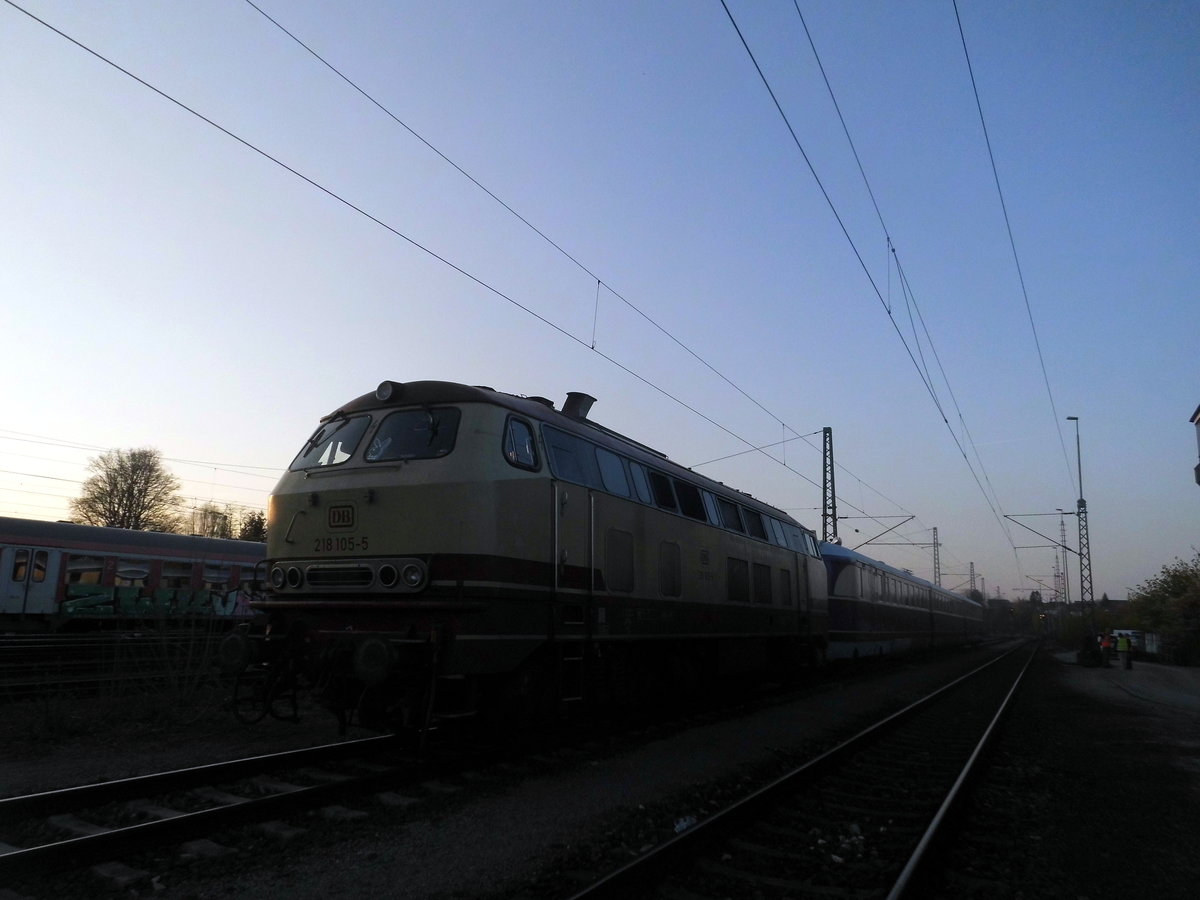 Abendstimmung mit der 218 105 und dem SVT 137 234 in Crailsheim am 8.4.17