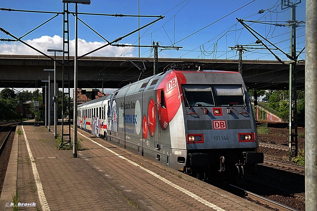 abfahrt der werbelok 101 144 mit einen IC vom bhf hh-harburg,datum 16.05.14