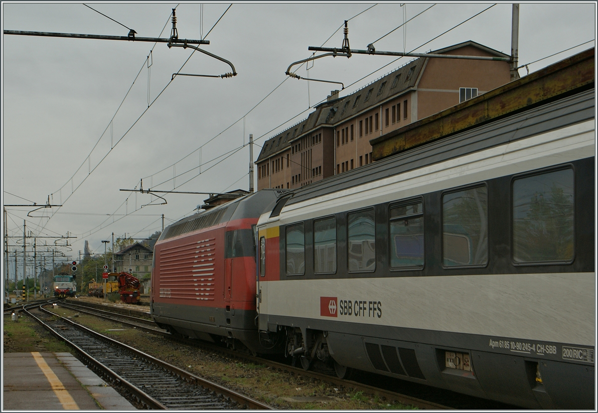 Abgebgelt ist die SBB Re 460 mit dem EC 37 nach Venezia am Bahnsteig zum Stehen gekommen. Weit im Hintergrund ist die FS 656 091 zu erkennen, welche erst die SBB RE 460 wieder in den Wechselstromteil des Bahnhofs manvriert und dann den EC 37 bernehmen wird.
31. Okt. 2013