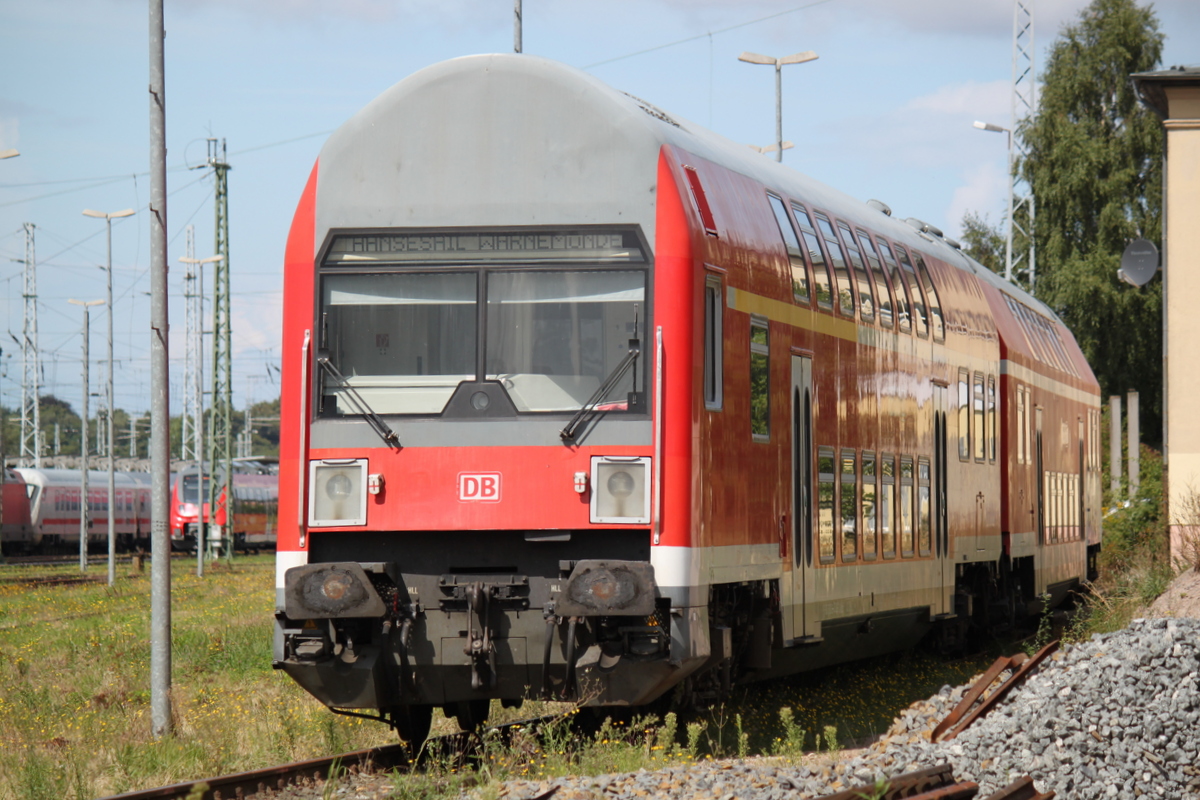 Abgestellt und vergessen im Rostocker Hbf stehen diese Doppelstockwagen rum.15.08.2014