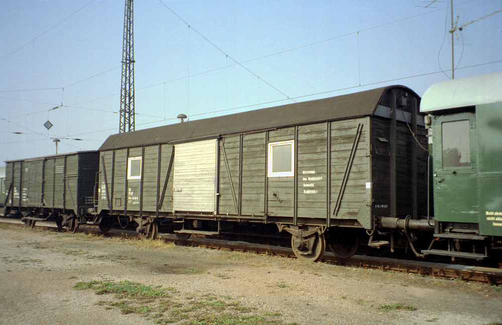 Abgestellte Bauzugwagen im Oktober 1991 in Naumburg Hbf. (Foto: J�rg Berthold)