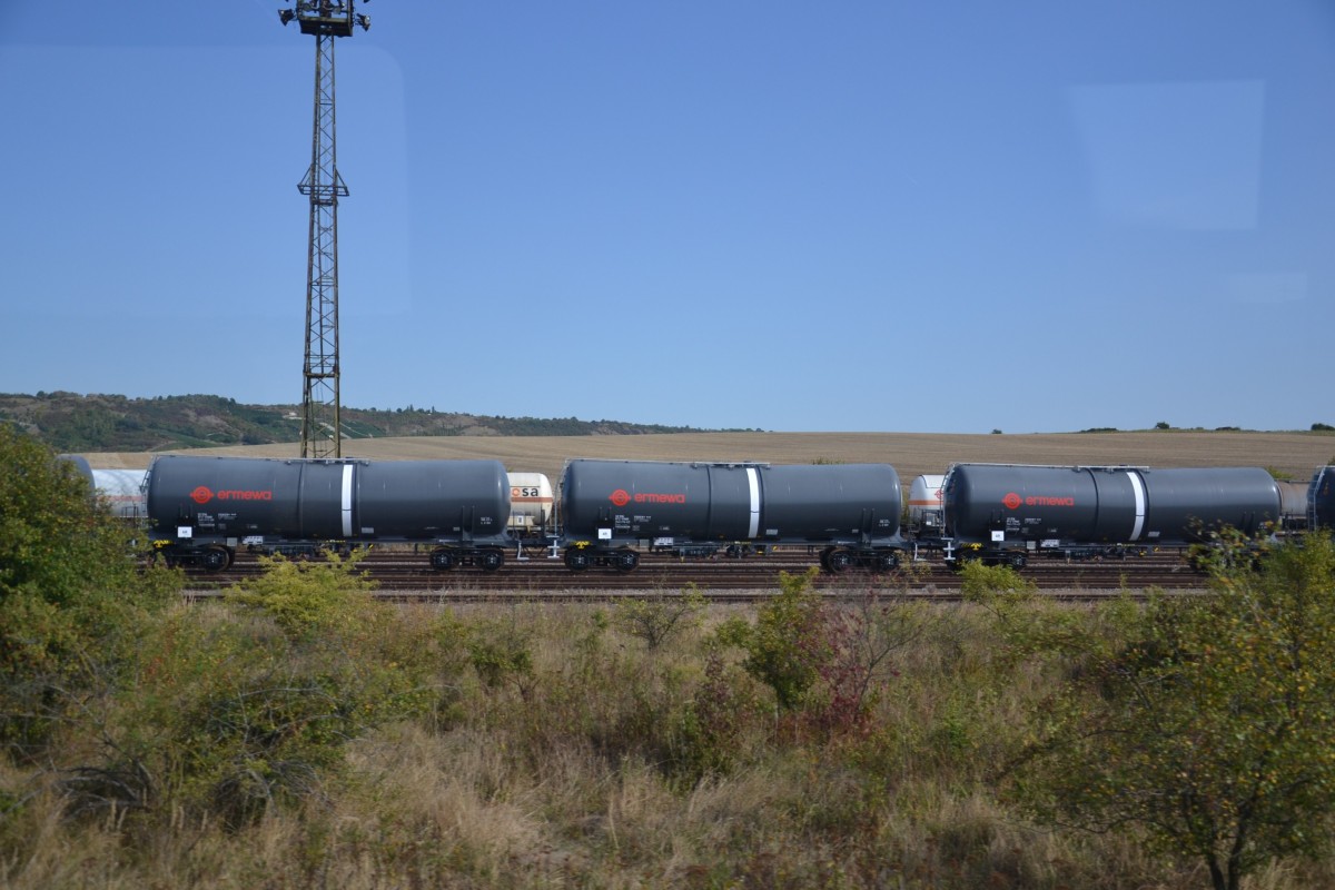 Abgestellte ermewa Kesselwagen, am 07.09.2013 im Rangierbahnhof  100er Gleise  in Karsdorf. (Foto: Roberto Franke) 