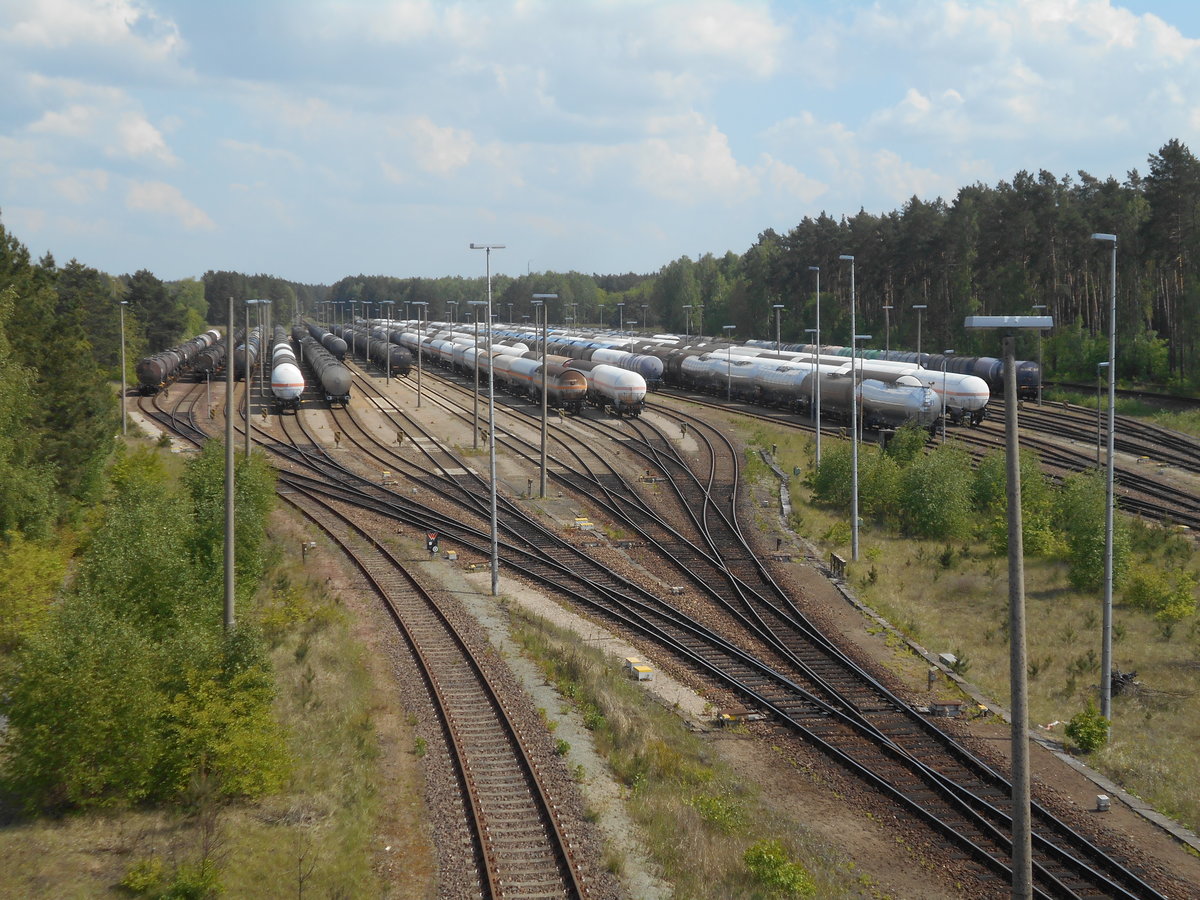 Abgestellte Kesselwagen,am 19.Mai 2019,im Werkbahnhof Stendell.