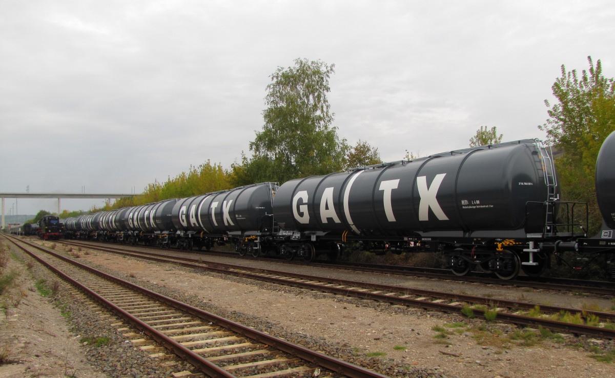 Abgestellte neue GATX Kesselwagen, am 05.10.2013 im ehemaligen Bahnhof Karsdorf.