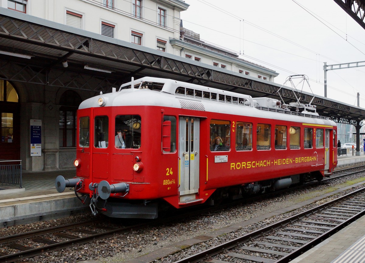 AB/RHB: Zug nach Rorschach Hafen mit dem ABDeh 2/4 24 in Rorschach Bahnhof am 31. Dezember 2015
Foto: Walter Ruetsch