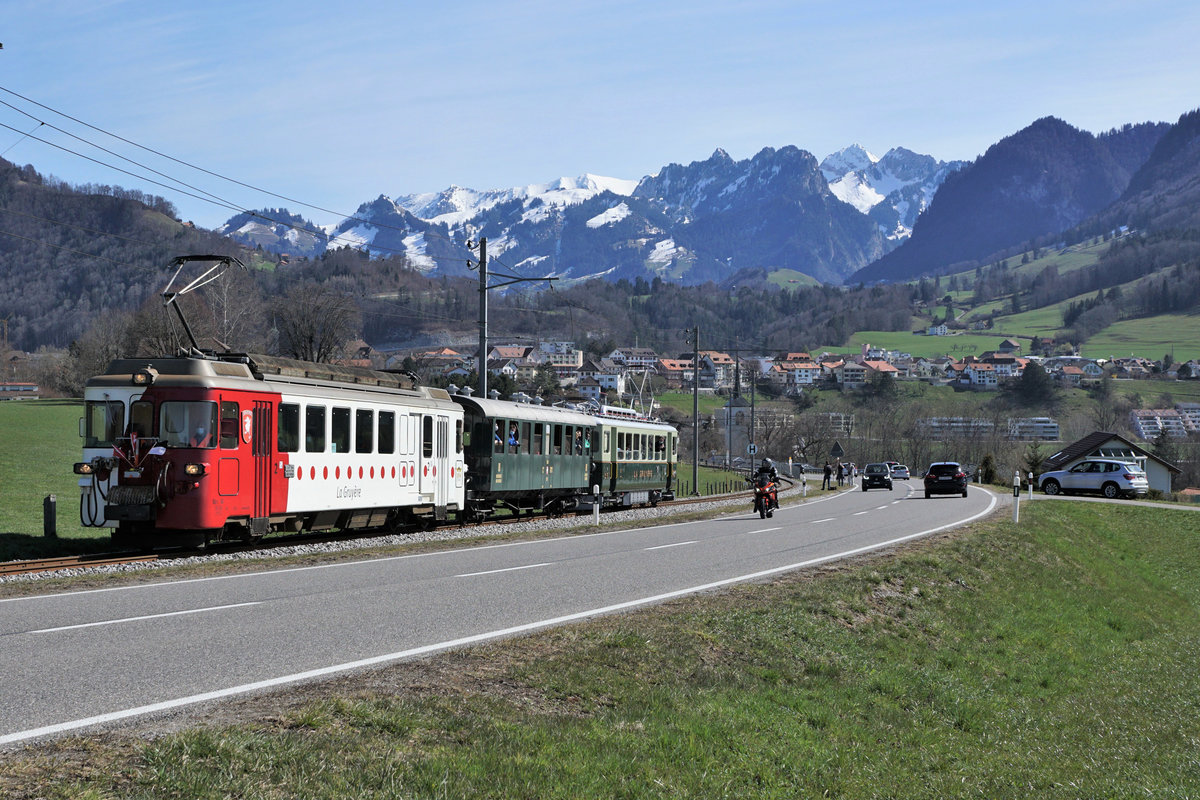 ABSCHIED VON DER SCHMALSPURSTRECKE BULLE - BROC FABRIQUE. Transports publics fribourgeois (TPF) Zum Abschied von der Schmalspur-Strecke zwischen Bulle und Broc-Fabrique wurden die fahrplanmässigen Fahrten vom 27. und 28. März 2021 ohne Aufpreis mit Nostalgiezügen von GFM Historique geführt. Der historische Zug bestand aus Be 4/4 131 + BC Ce 811, ehemals Brünig + BDe 4/4 141. 
Zwischen La Tour-de-Trême Parqueterie und Les Marches am 28. März 2021.
Foto: Walter Ruetsch