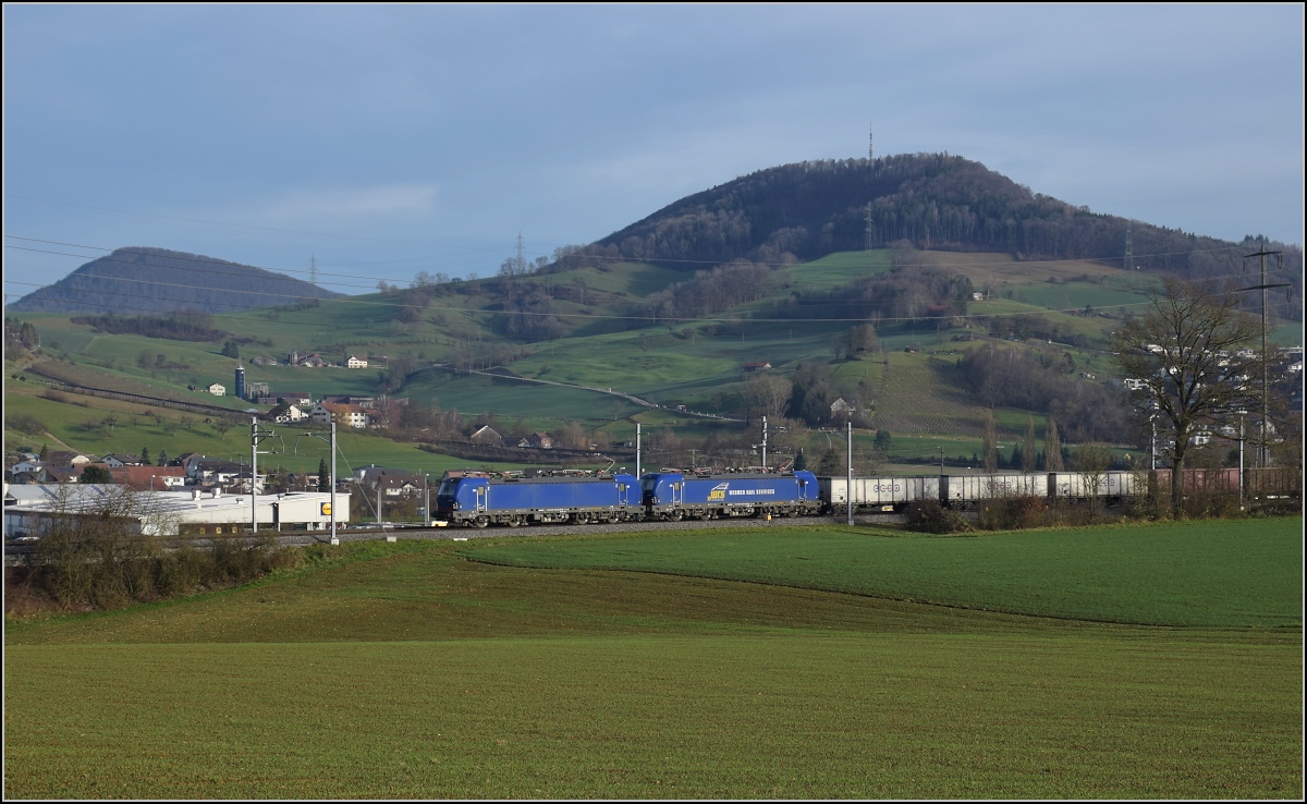 Abschiedbild, das hoffentlich keines wird... Im Dienste der Widmer Rail Services sind die beiden Vectronen 193 492 und 493. Hier bei Frick den Bözberg hinuter zum Rhein. Dezember 2019.  