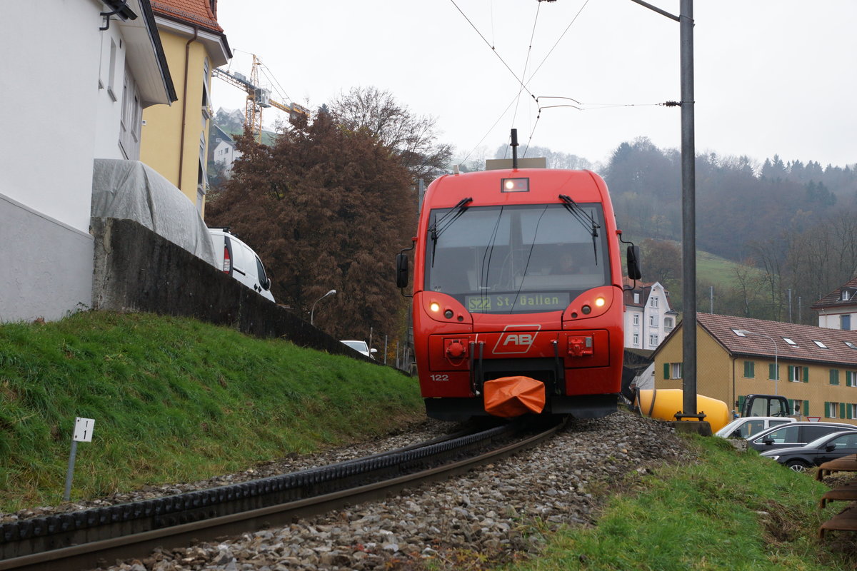 AB/SGA: AB-Pendel auf dem letzten ehemaligen SGA Zahnradstreckenabschnitt bei St. Gallen unterwegs am 13. November 2016.
Foto: Walter Ruetsch