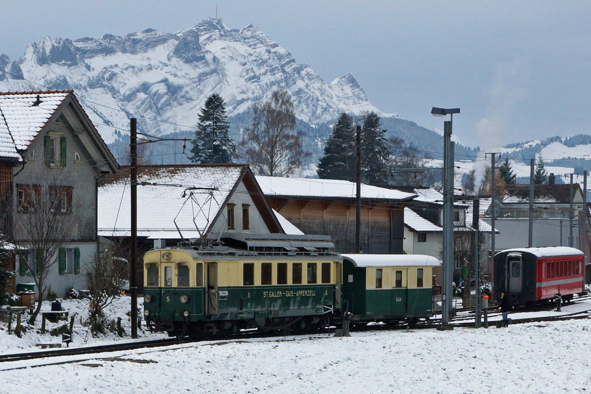 AB/SGA: Ausschnittvergrösserung von BCeh 4/4 5 + D 165 mit Säntis.
Gais, 13. November 2016.
Foto: Walter Ruetsch