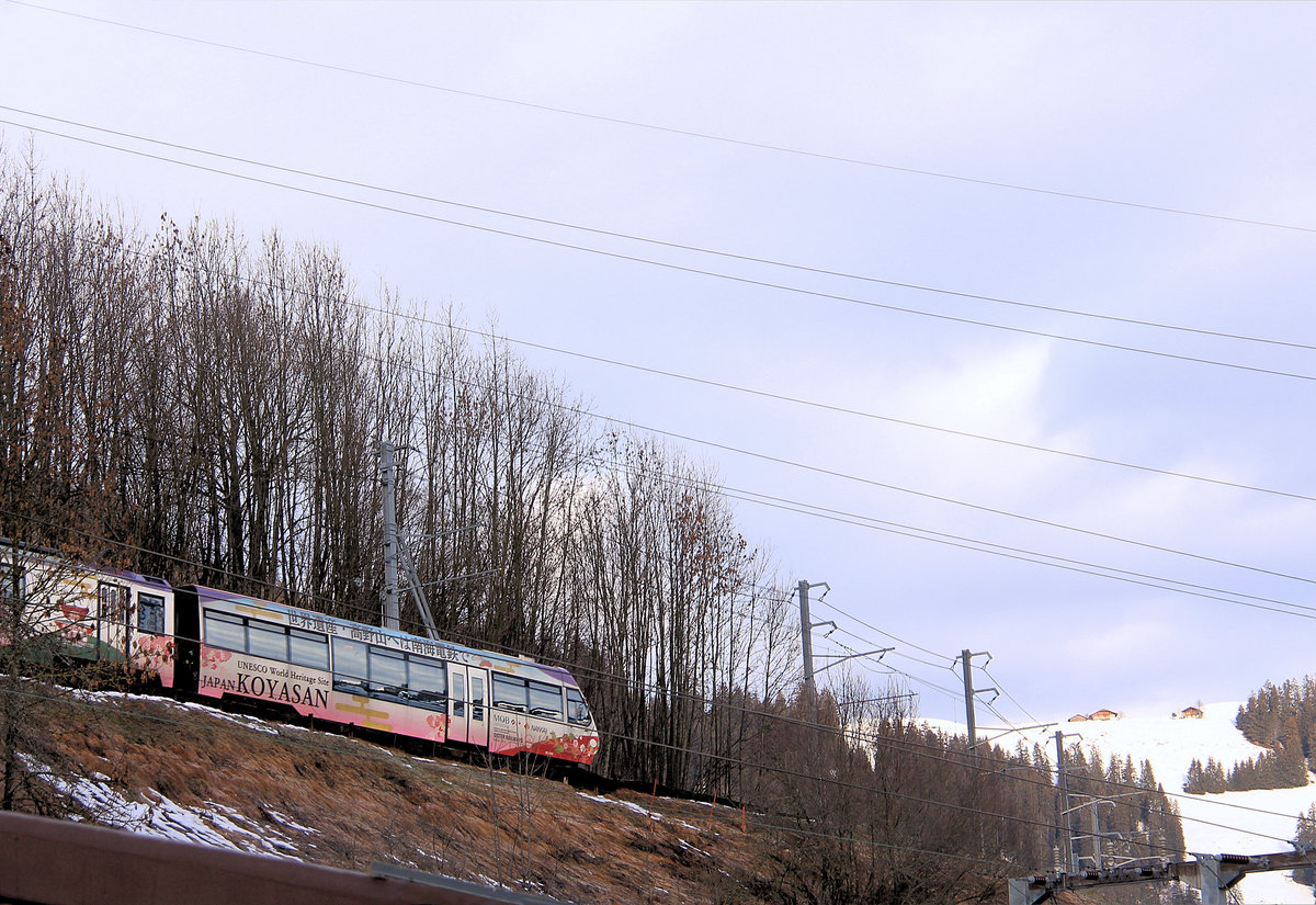 Abstieg des Werbezugs 5002 für die Nankai-Privatbahn und den Kôya-san in Japan nach Zweisimmen. 4.Februar 2021