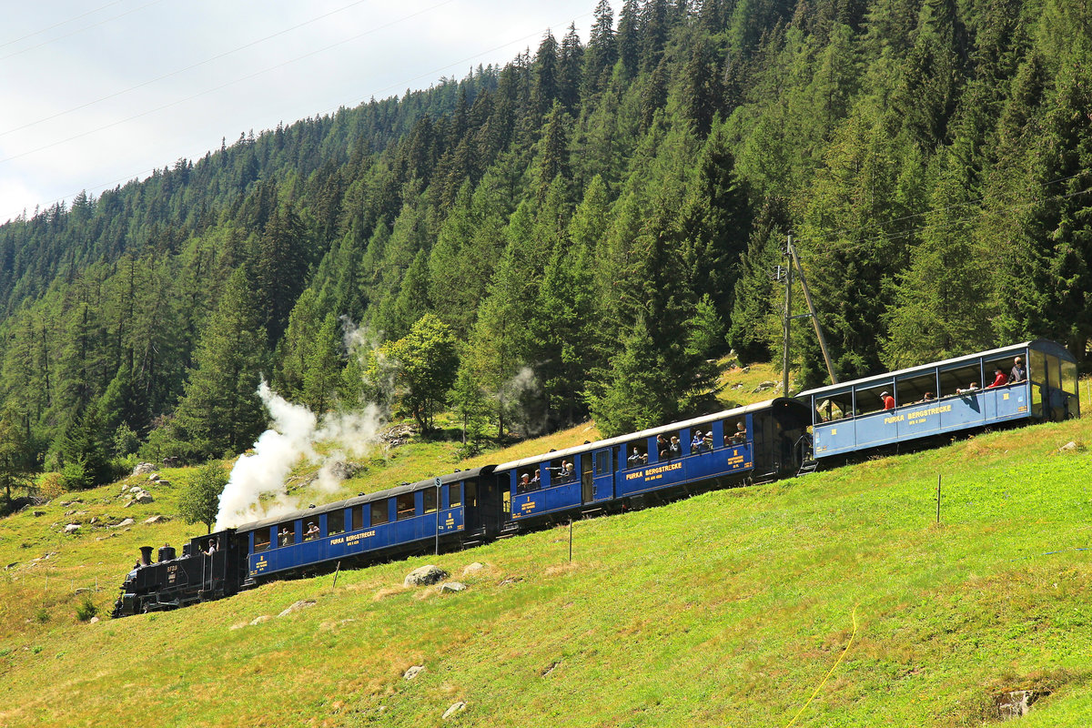 Abstieg nach Oberwald. HG 3/4 9 mit den Wagen B 4229 (ehemals Visp-Zermatt) - ABD 4558 (ehemals Brünig) - offener Wagen C 2354. 23.August 2020 