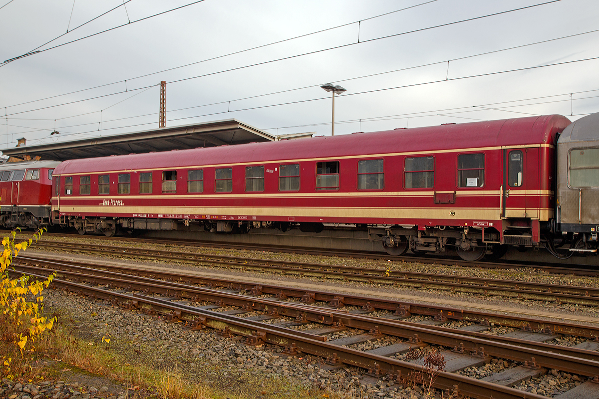 Abteilwagen Bm, D-EURO 56 80 22 - 80 036-7 der Euro-Express Sonderzge GmbH & Co. KG am 05.12.2015 im Zugverband in einem Dampfsonderzug in Kreuztal.

Technische Daten:
Spurweite: 1.435 mm
Anzahl der Achsen: 4 (in zwei Drehgestellen)
Lnge ber Puffer: 26.400 mm
Drehzapfenabstand: 19.000 mm
Achsstand im Drehgestell: 2.500 mm
Gewicht: 40 t / 45 t
Bremse: KE-GPR   P 47 t G 36 t
Zulssige Hchstgeschwindigkeit: 160 km/h 
Zugelassen in den Lndern: D, A, B, CH, CZ,DK, F, I, H, HZ, L, NL, PL und TC 

Inneneinrichtung: 
12 Abteile / 72 Sitzpltze
2 WCs mit Waschgelegenheiten
