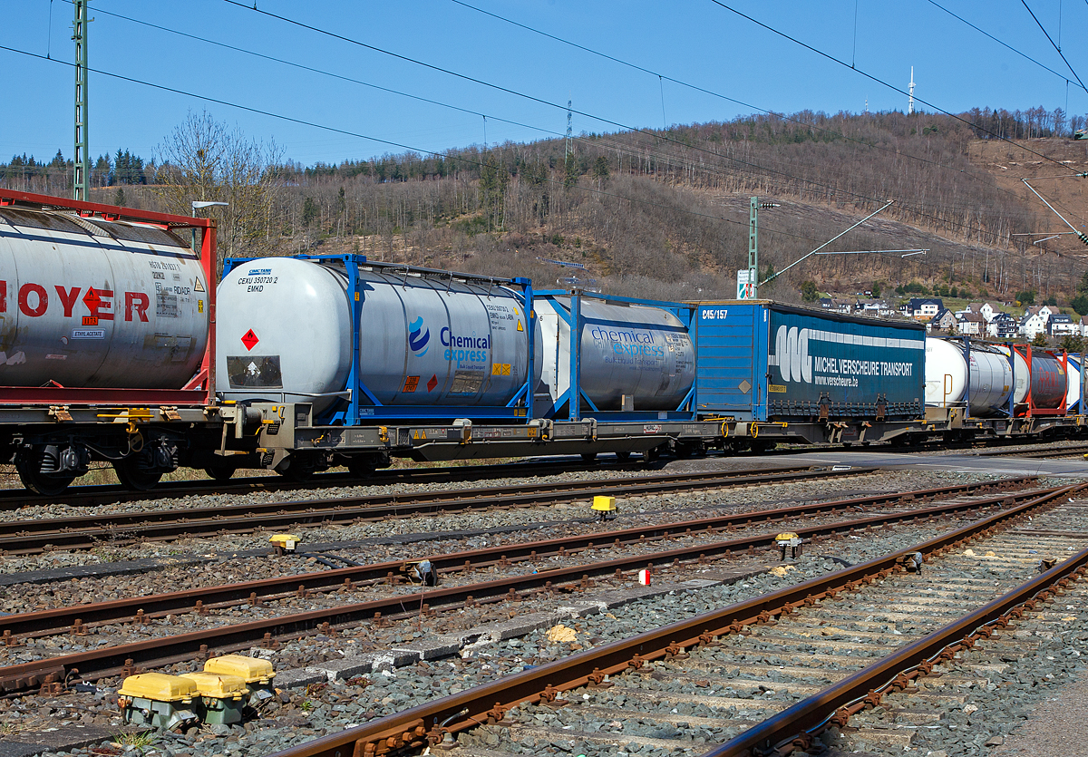 Achtachsiger niedrig gelegte Doppelwagen Mega II (Trag-/Taschenwagen-Doppeleinheit) der Hupac Intermodal SA, 83 85 4958 004-4 CH-HUPAC, der Gattung Sdggmrrss (scheibengebremste Einheit), am 29.03.2021 im Zugverband bei einer Zugdurchfahrt in Niederschelden. Diese Wageneinheiten bestehen aus einer niedrigen Taschenwagenhälfte (links) und einer niedrigen Tragwagenhälfte für Container und Wechselbehälte (rechts). Die beiden Wagenhälften sind mit einer, im Normalbetrieb nicht zu trennenden, Kurzkupplung verbunden.

Zusätzlich der Eignung für die neuen Megatrailer, wegen deren Umschlagtechnik mittels tiefliegenden Greifkantenbeschlägen ein sehr niedrig aufbauender Wagenrahmen erforderlich ist, sollten auch Container und Wechselbehälter mit großen Höhenmassen alpenquerend befördert werden können. Damit war ein über die Ladelänge nicht in der Höhe gekröpfter Wagenrahmen erforderlich. Die verglichen mit der „Standardhöhe“ von 1.175mm über Schienenoberkante (SOK), sehr niedrige Aufstandshöhe von nur 855mm des MEGA II machte den Einsatz von Drehgestellen der Bauart Y31 Lsi(f) notwendig. Diese weisen eine geringere Bauhöhe, durch kleinere Radsätze mit 760 mm Laufkreisdurchmesser und maximal 18t Radsatzlast, auf.

Konstruktiv sind alle MEGA II Einheiten für 120 Km/h ausgelegt, bremstechnisch bis 100 Km/h die fünf scheibengebremsten Einheiten auch bremstechnisch bis120 Km/h (wie diese hier im Bild). Bezeichnet als Gattung Sdggmrrs bzw. Sdggmrrss (scheibengebremst) wurden sie bei den SBB als Privatwagen
eingestellt. Sie tragen gemäß UIC 438-2 »Einheitlich numerische Kennzeichnung der Güterwagen« die Wagennummern:
4933 225 bis 244 (Serie III, Doppeltasche), 
4933 245 bis 339 (Serie IV) sowie   
4958 000 bis 004 (scheibengebremst).   
Vorangestellt sind jeweils die Kodierungen 83 85 für bei den SBB (85) mit Sondervereinbarung eingestellte Privatwagen (83). 

Hersteller dieser Wagen ist die Ferriere Cattaneo in Giubiasco (Schweiz), die 115 Wagen (230 Wagenmodule) hergestellt hat. Davon sind aber nur fünf Einheiten scheibengebremst.

Technische Daten:
Spurweite: 1.435 mm
Eigengewicht: 38.200 kg
Max. Radsatzlast S/SS: 18 t
Max. Ladegewicht S/SS: 89,8 t (ab Streckenklasse A)
Max. Geschwindigkeit: 120km/h
Länge über Puffer: 36.880 mm
Drehzapfenabstand: 2 x 13.350 mm
Radsatzstand in den Drehgestellen: 1.800 mm
Ladelänge: 16.460 mm bzw. 16.925 mm
Typ der Drehgestelle: 4 x Y31 Lsi(f) -K-D
Raddurchmesser: 760 mm (neu) 
Bremse: KE-GP-A
Bremssohle: Jurid 816M
Feststellbremse: Ja
Intern. Verwendungsfähigkeit: keine

