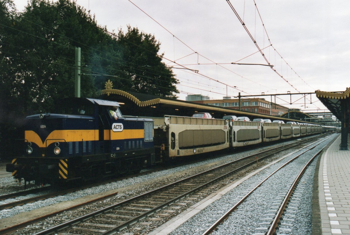 ACTS/HUSA 6004 rangiert PKW-TRansportwagen in 's Hertogenbosch am 18 Juli 2005.