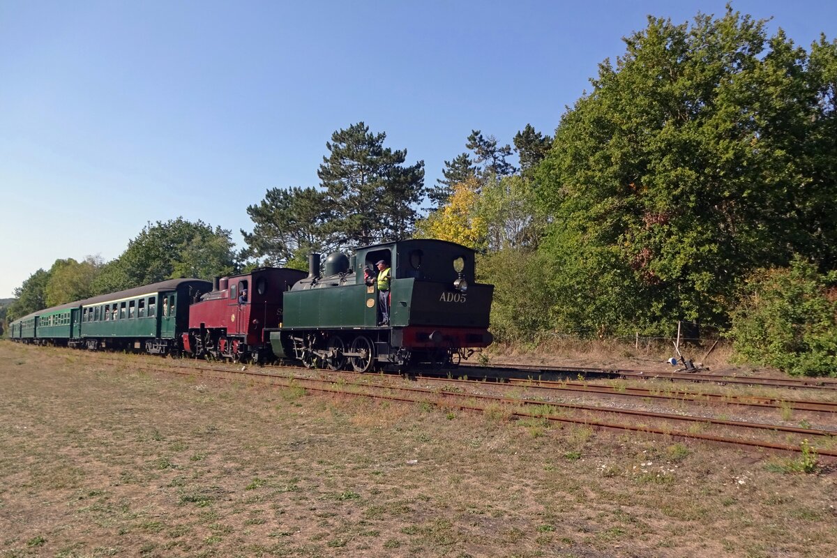 AD-05 treft mit der stündlich verkehrender Dampfpendel am 21 September 2019 während das Weekend-á-Vapeur in Treignes ein.