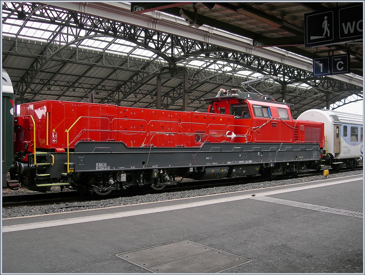 Aem 940 Testfahrten: Da die neue Aem  940 001-1 (UIC 9185 4 940 001-1 CH-SBBI) zwischen den Wagen eingereiht war, konnte ich sie hier nur eingeschränkt fotografieren.
Lausanne, den 16. Mai 2018