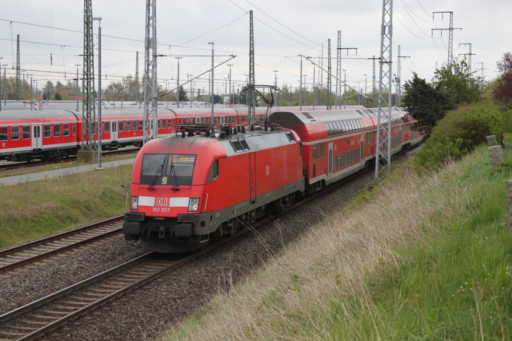 Agent 007 mit RE5  von Oranienburg nach Rostock Hbf bei der Einfahrt im Rostocker Hbf.06.05.2017