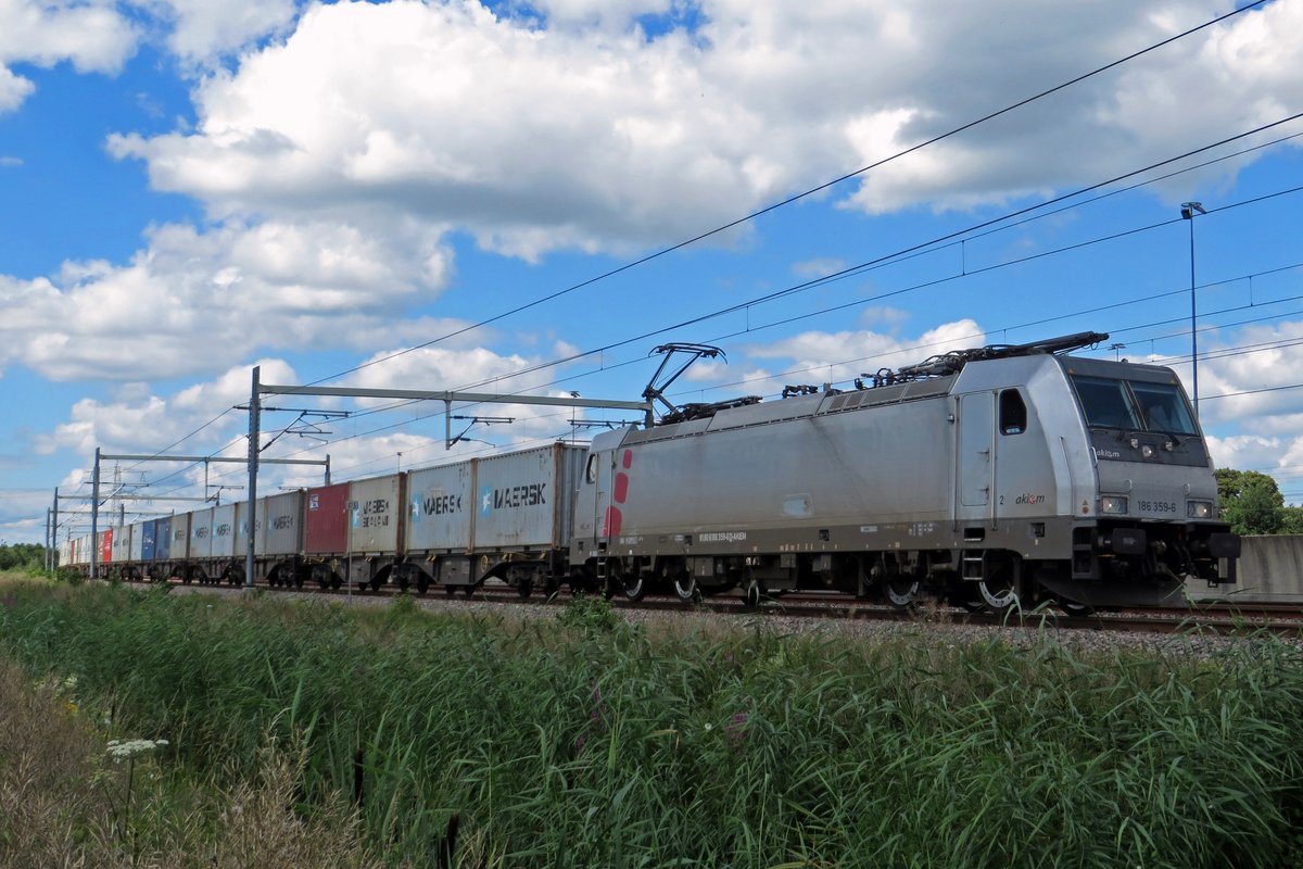 Akiem 186 359 schleppt ein Containerzug durch Valburg CUP am 12 Juli 2020.