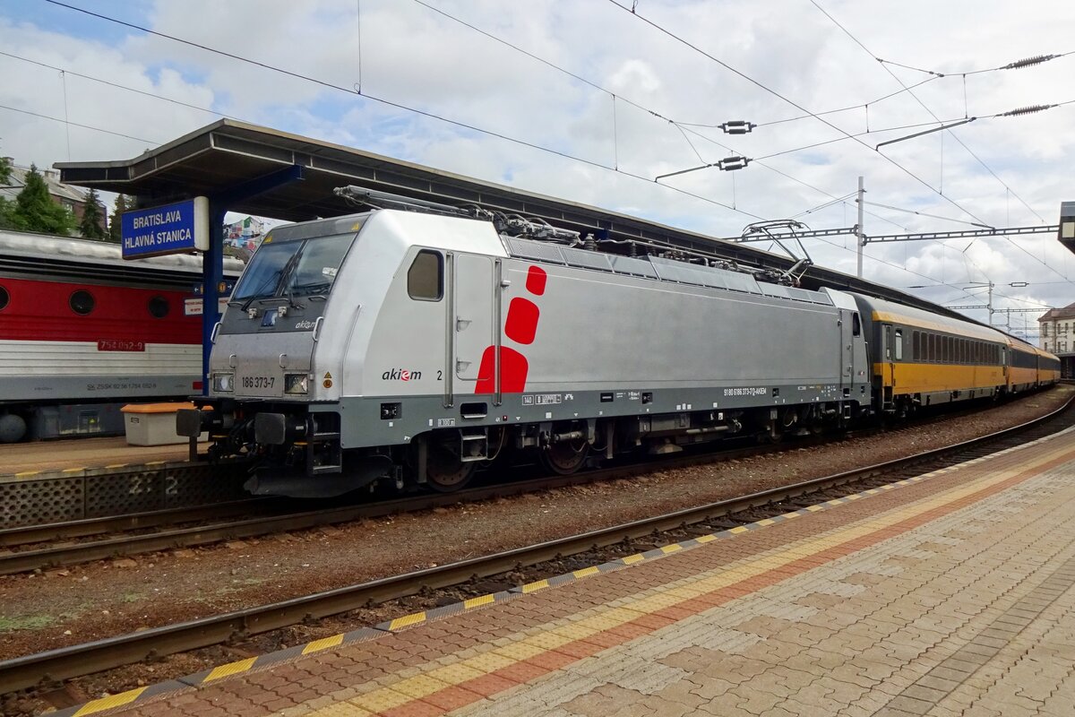 Akiem 186 373 steht mit ein RegioJet in Bratislava hl.st. am 27 August 2021.