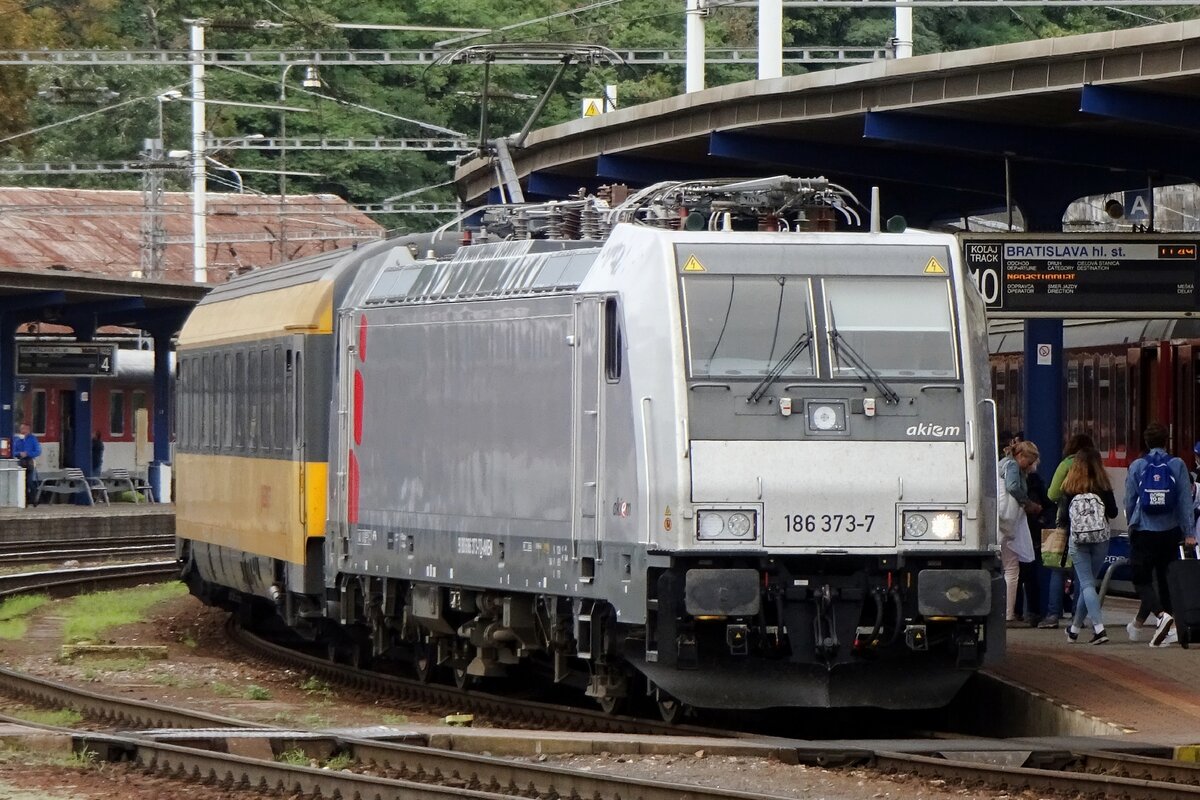 Akiem 186 373 steht mit ein RegioJet in Bratislava hl.st. am 27 August 2021.