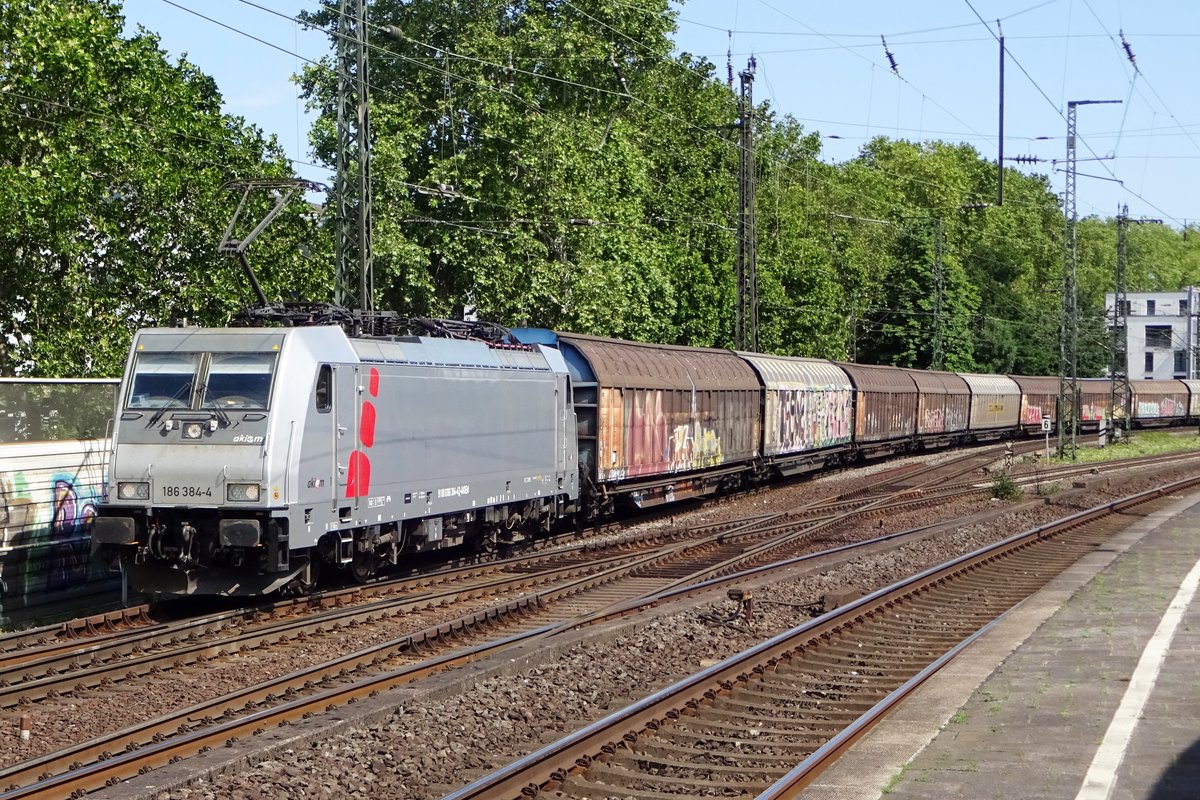 Akiem 186 384 durchfahrt mit ein Ganzzug Köln Süd am 7 Juni 2019. 