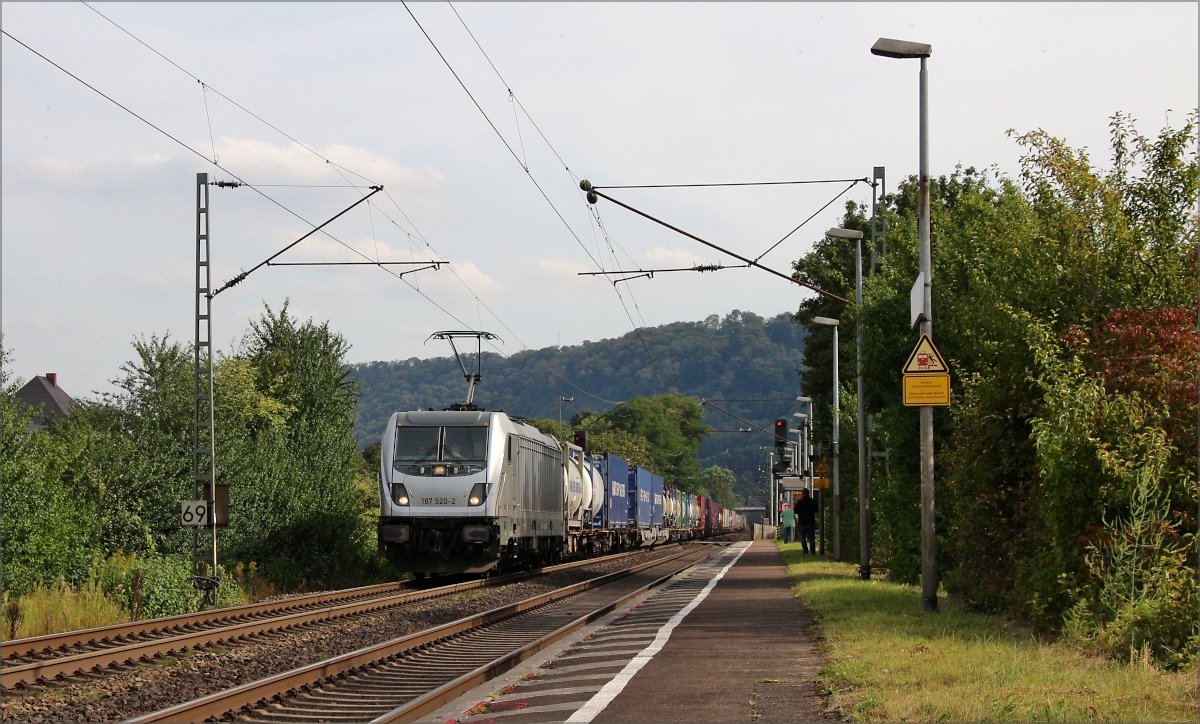 Akiem 187 520 mit Containerzug in Richtung Norden am 13.09.2021 in Namedy