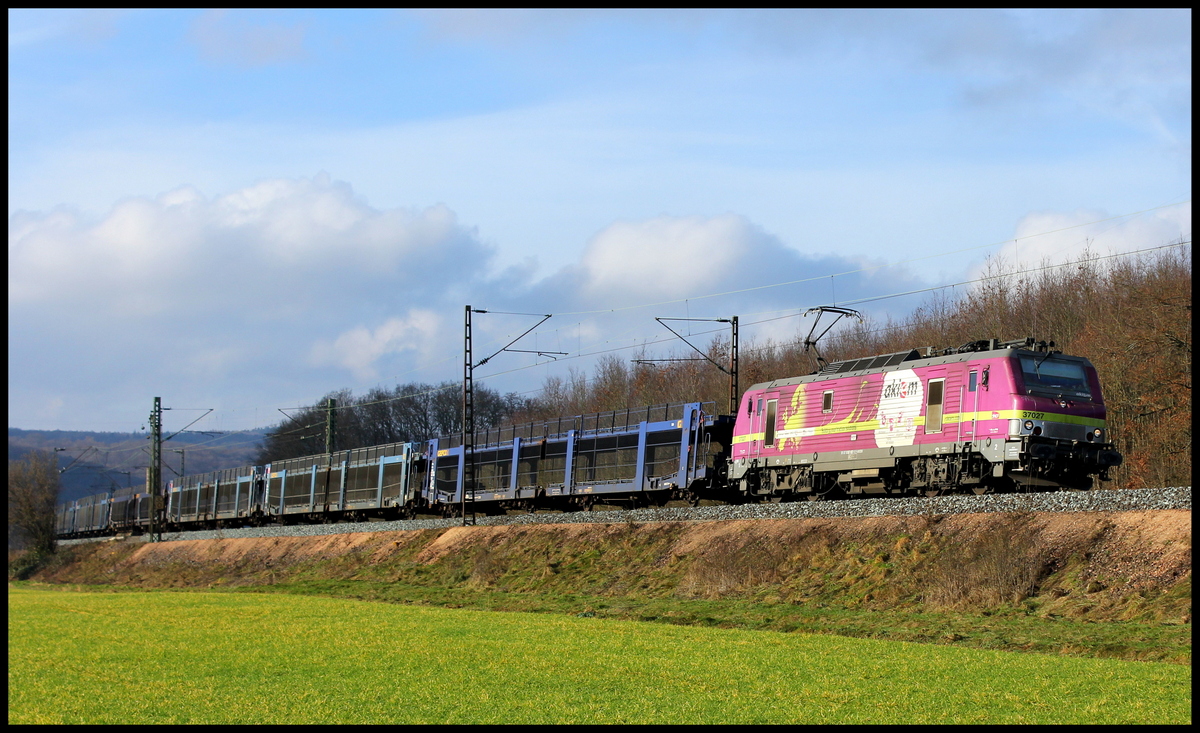 Akiem 37027 mit leerem Autozug am 18.01.15 bei Harrbach