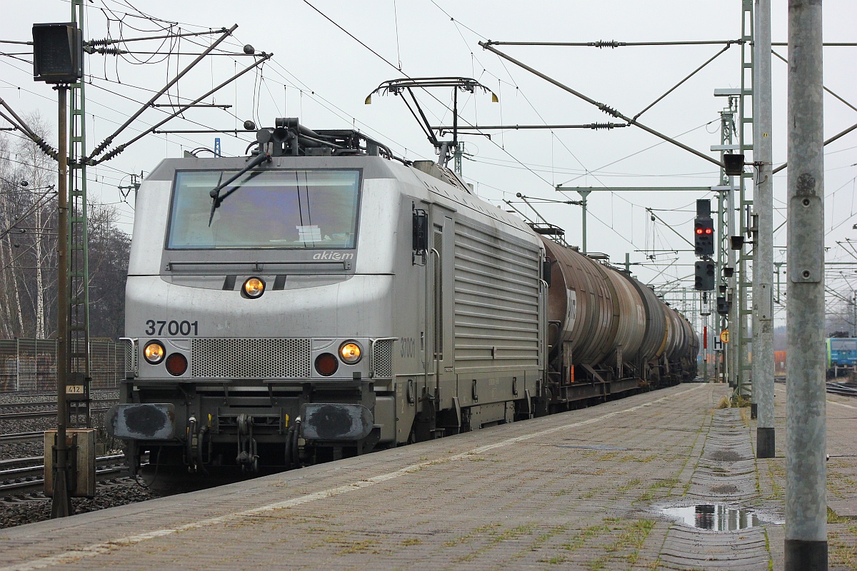 AKIEM (4)37 001(91 87 0037 001-1 F-AKIEM) mit Öler auf dem Weg nach Hamburg Hohe Schaar aufgenommen in Hamburg-Harburg am 05.02.2016