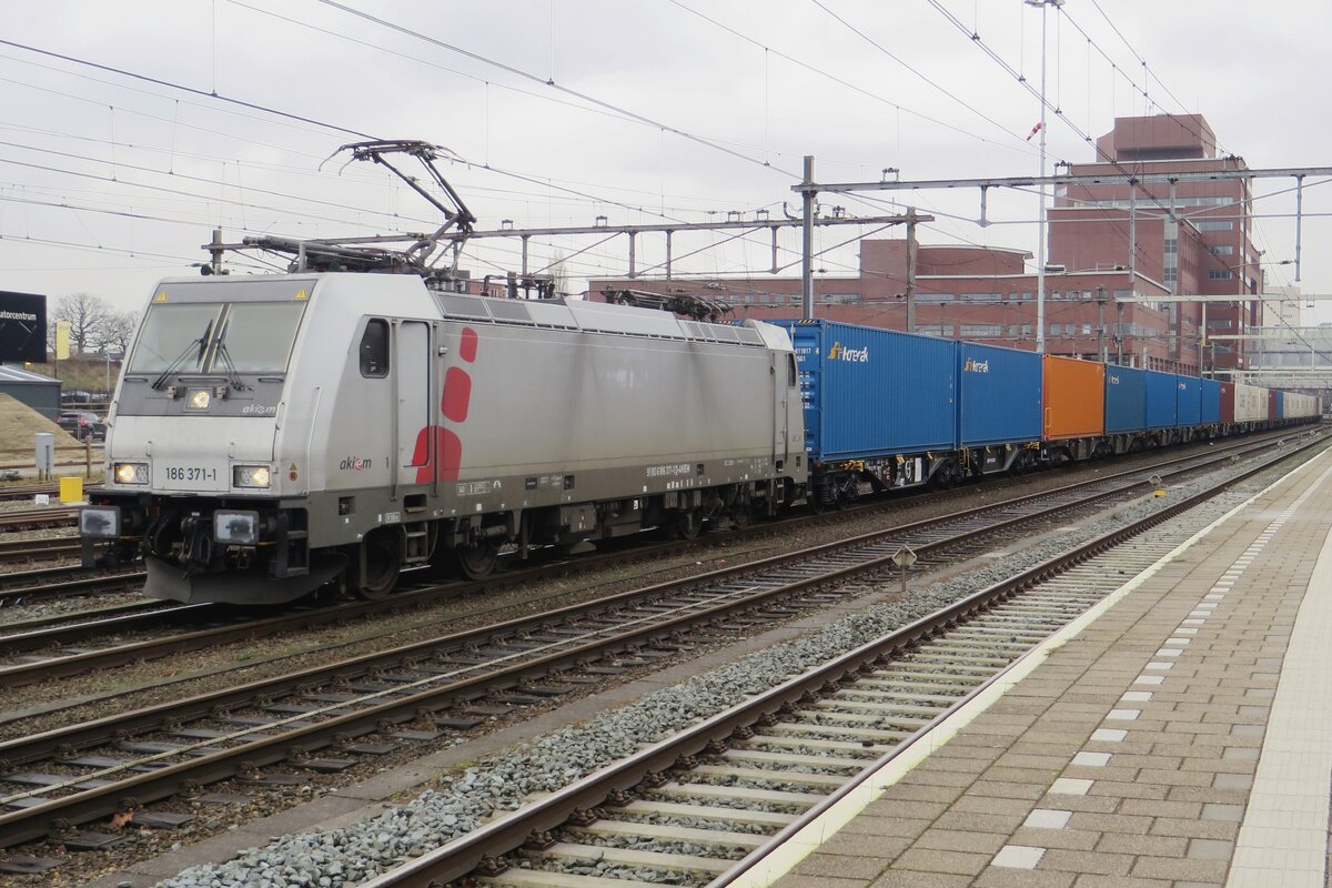 Akiem Sldner fr PKP Cargo International 186 371 treft am 3 Februari 2022 mit der CHengdu-Containerzug in Amersfoort ein.