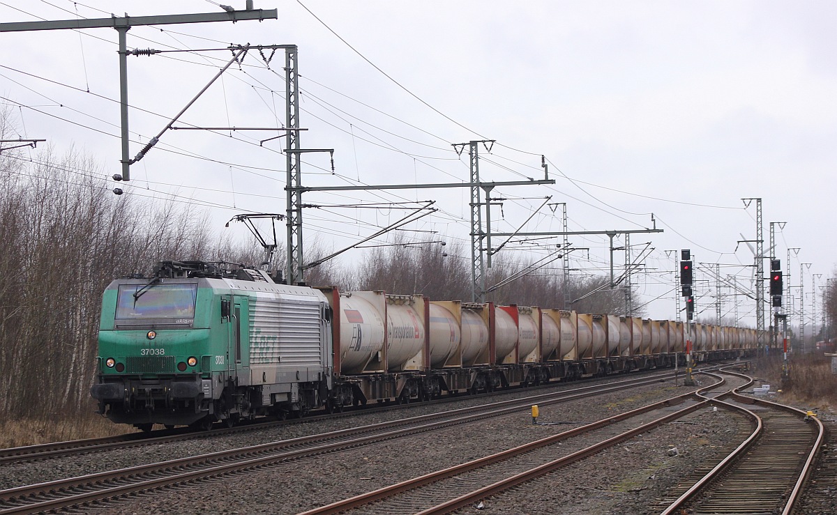 Akiem/Fret/CFL Cargo 37038 mit dem Zement-Express zum Deuna Werksbhf, 15.46h, Jübek 22.02.2017