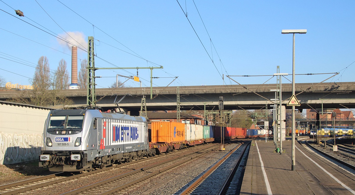 Akiem/Metrans/HHLA 187 509-5 mit Containerzug. Hamburg Harburg 06.04.2023