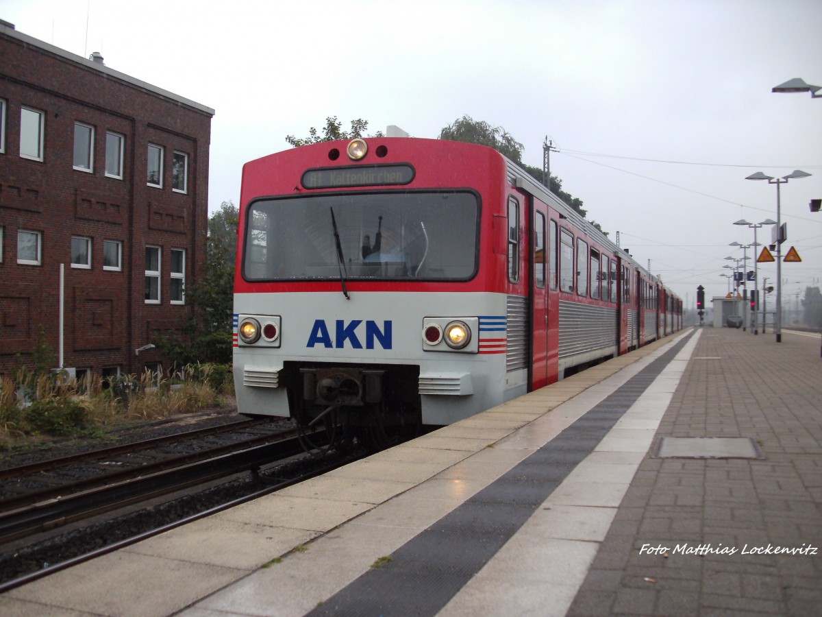 AKN VTE & VTA Triebwagen als A1 mit ziel Kaltenkirchen beim Einfahren von der AKN Abstellanlage in die AKN / S-Bahn Station Eidelstedt in Hamburg am 31.8.13