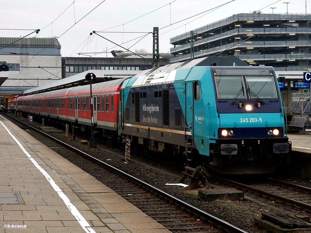 alle 15 NOB-245er gingen nach der übernahme,zum fahrplanwechsel an DB-REGIO, hier 245 203-5 mit 6 R-wagen im bf hh-altona,am 17.12.16