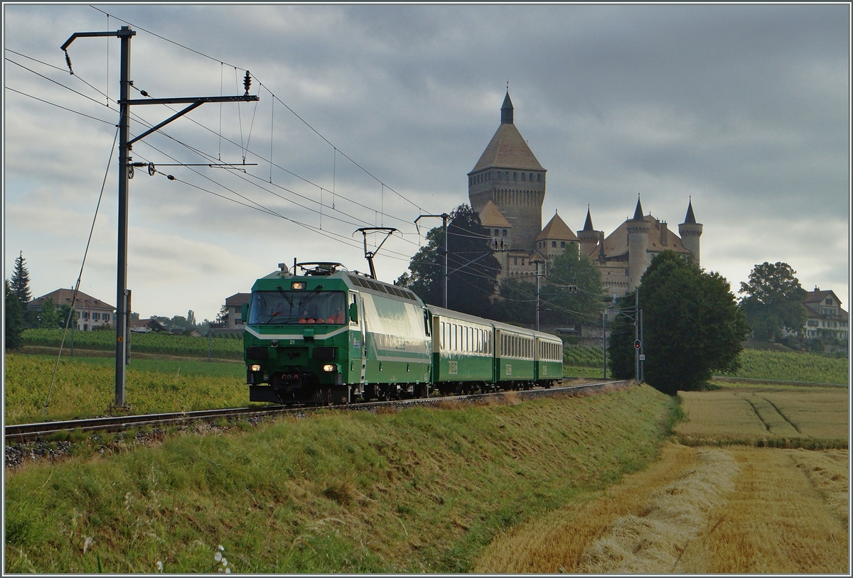 Alle BAM (Pendel)-Züge zwischen Bière und Morges sind dank den neuen, optisch nicht passenden Stadler-Zwischenwagen Rollstuhlgängig, bis auf den Regionalzug 105, wie der Fahrplan es wissen lässt. Der Grund ist hier zu sehen: der Regionalzug 105 wir mit Lok und Komposition geführt. Bei Vufflens le Château, den 3. Juli 2014 